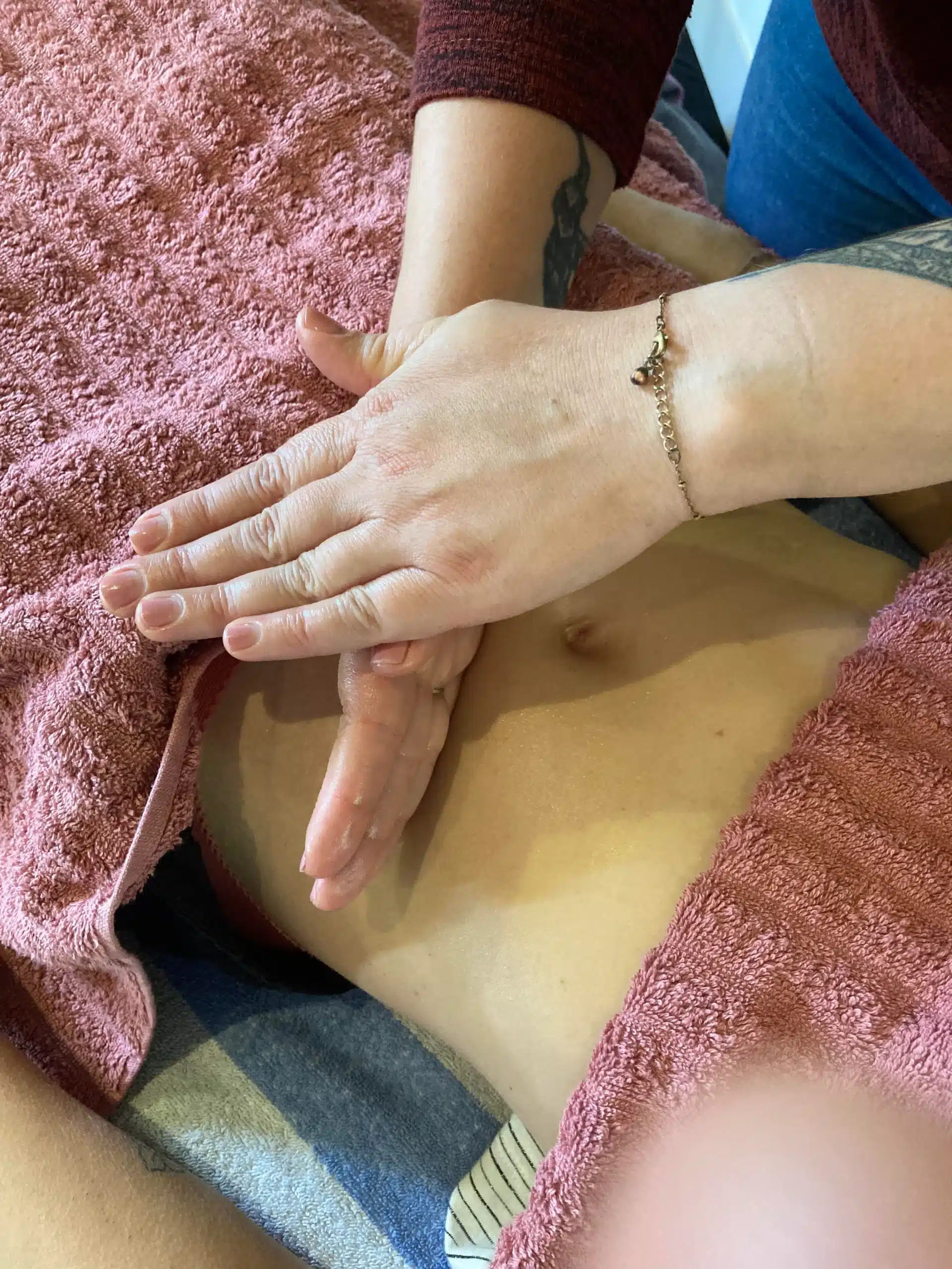 Chi Nei Tsang massage de ventre Anne Dabry praticienne de chi nei tsang effectuant un massage du ventre thérapeutique à Fessenheim